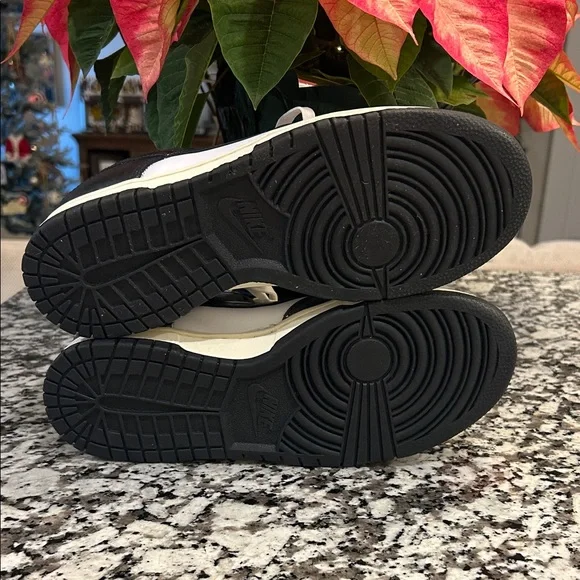 Nike Dunk Black and White Athletic Shoes Women’s Size 9 worn once - Picture 5 of 8